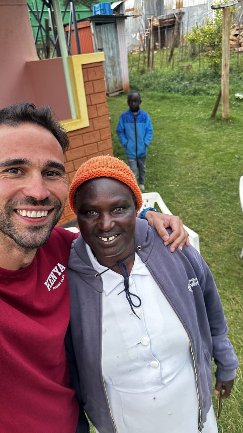 Alex Lamata sonriendo junto a una vecina de Iten, Kenia